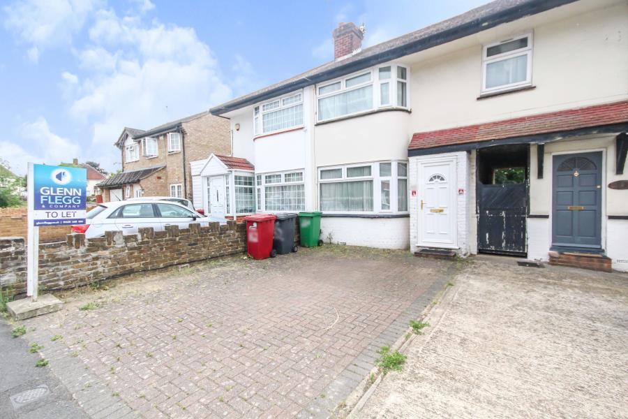 *LET AGREED*Bower Way, Slough.*LET... 2 bed terraced house £1,400 pcm