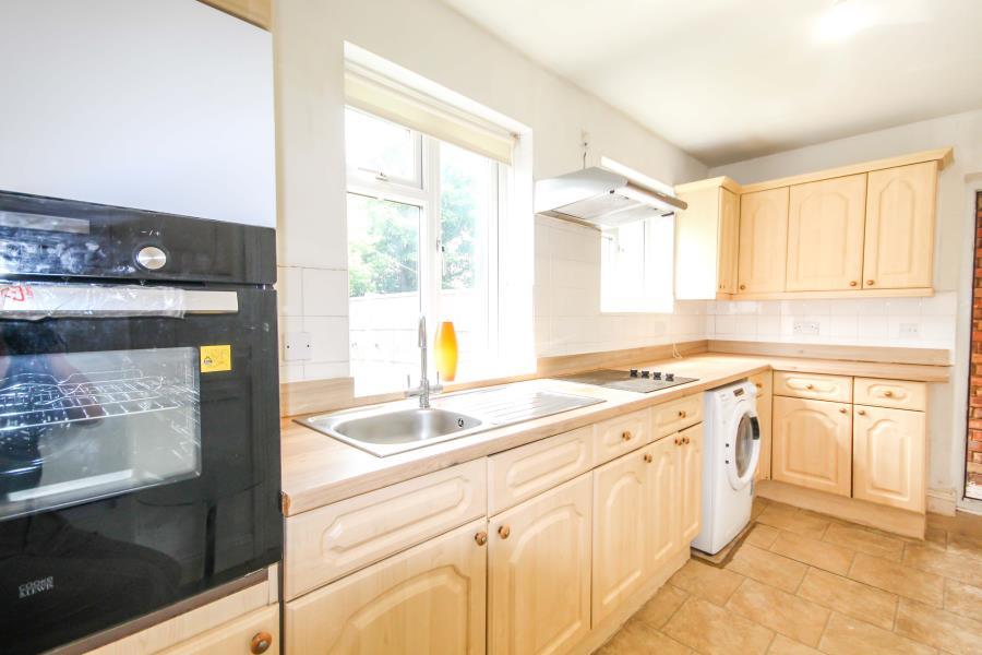 *LET AGREED*Bower Way, Slough.*LET... 2 bed terraced house £1,400 pcm