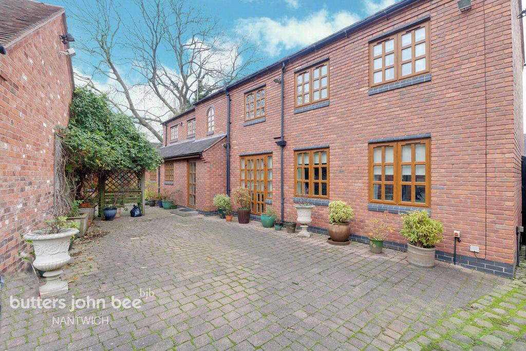 Second Wood Street, Nantwich 2 bed detached house for sale £300,000