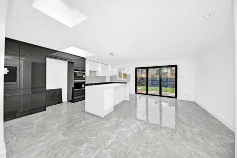 38 Arundel Close, London, E15 1UH