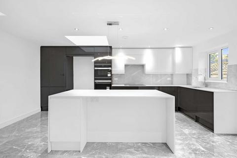 38 Arundel Close, London, E15 1UH