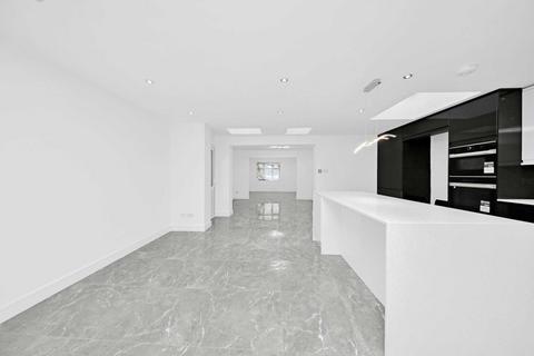 38 Arundel Close, London, E15 1UH
