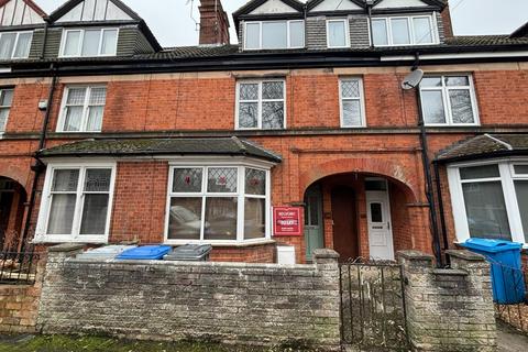 4 bedroom terraced house to rent, The Grove, Kettering, NN15