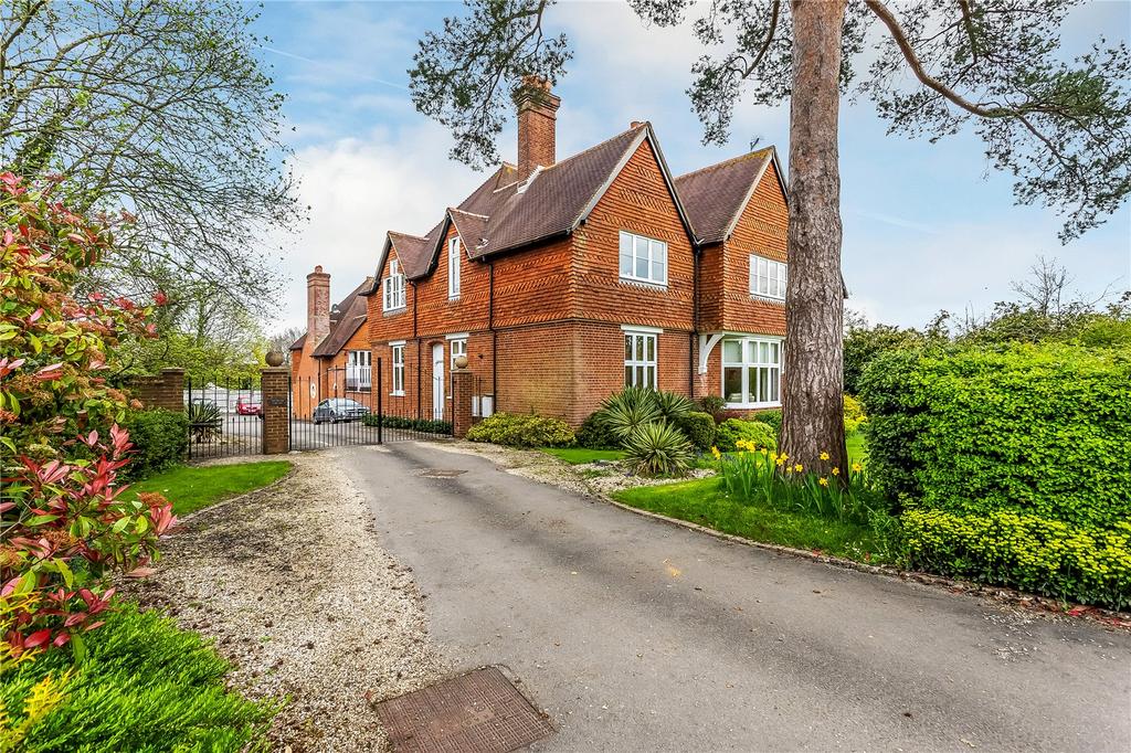 Medlar Court, Church Lane, Newdigate, Dorking, RH5 3 bed penthouse for