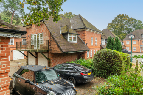 4 bedroom detached house to rent, The Coach House, Bracken Place, Chilworth, Southampton