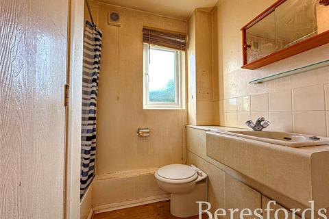 21 Berry Close, Hornchurch, RM12 6UB