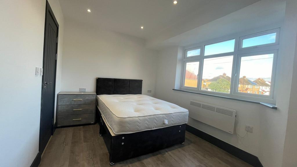 Orchard Avenue, Feltham, TW14 Studio £1,200 pcm (£277 pw)