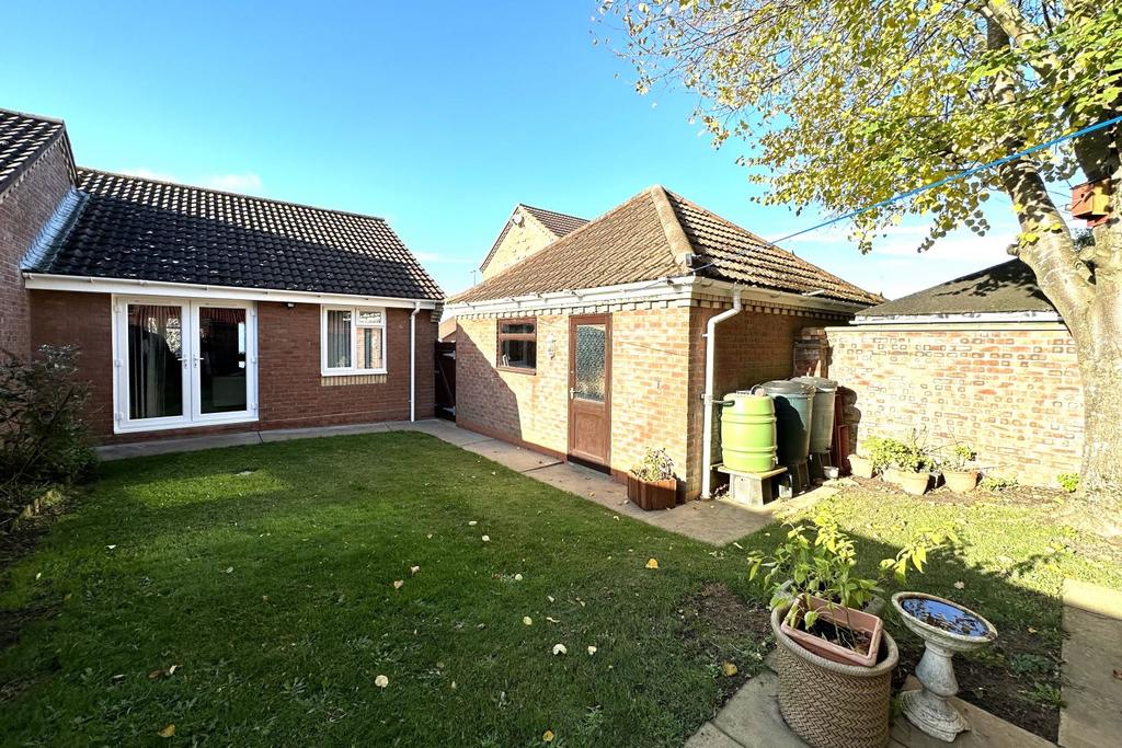 Windermere Park, Lowestoft, NR32 4UD 1 bed bungalow for sale £215,000