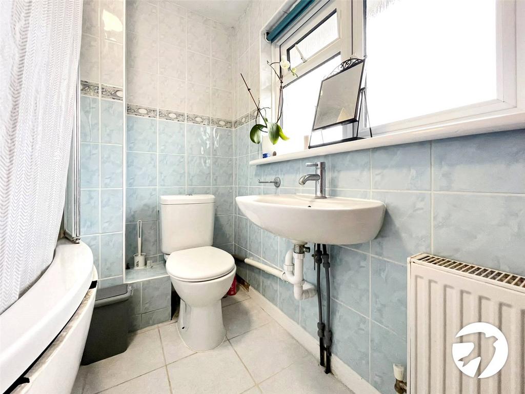 Attlee Drive, Dartford, Kent, DA1 2 bed semidetached house £1,650