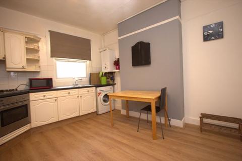 2 bedroom flat to rent, High Road, Wood Green N22