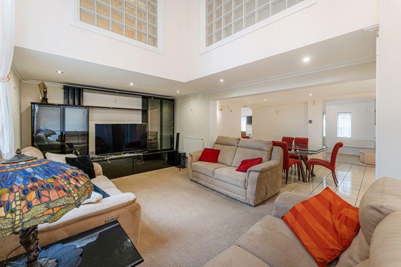 Princes Park Manor, Royal Drive, London, N11 3 bed duplex for sale £