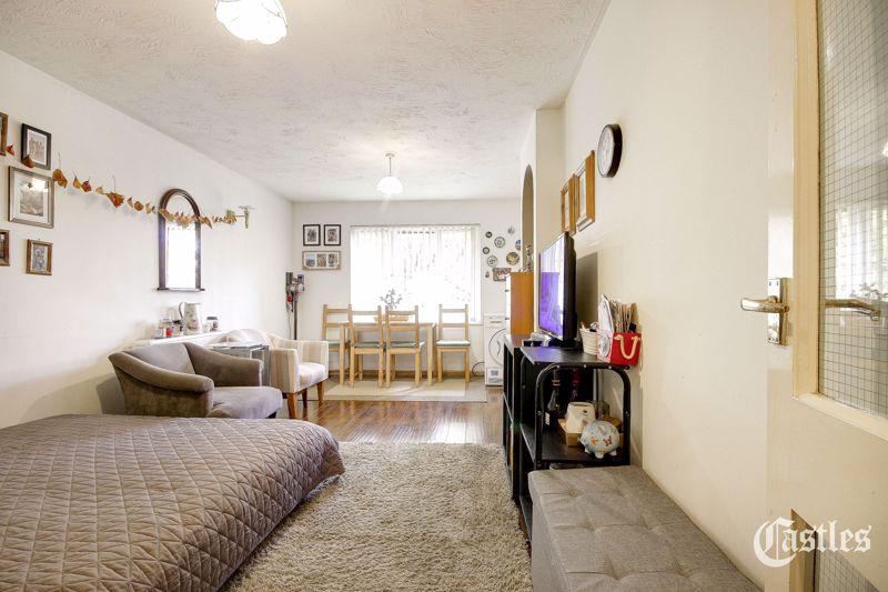 St. Pauls Rise, Palmers Green, N13 2 bed apartment for sale £300,000