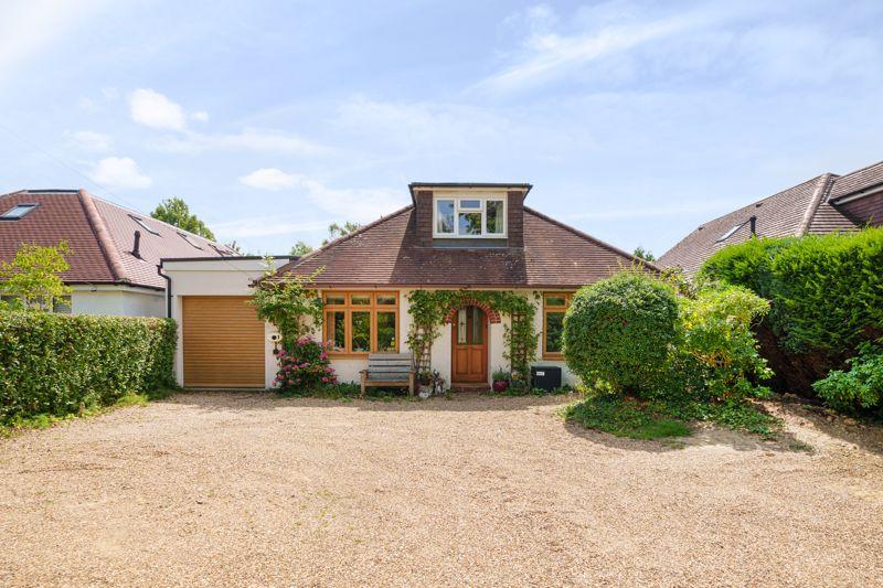 Scotts Grove Road, Chobham GU24 4 bed detached house £775,000