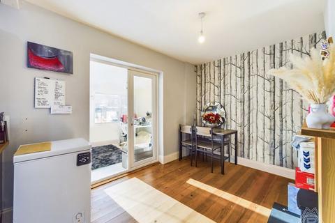 3 bedroom semi-detached house for sale - Myrtle Grove, South Ockendon