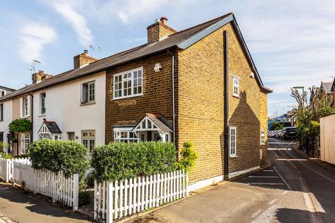 2 bedroom end of terrace house for sale - Portmore Cottages, Church Walk, Weybridge, Surrey, KT13 8JT