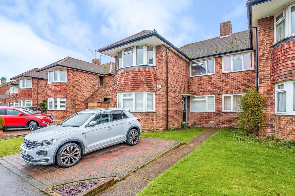 Welbeck Close, Epsom, KT17 2 bed apartment for sale £250,000