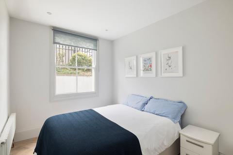 3 bedroom flat to rent, Strathmore Gardens, Kensington, London