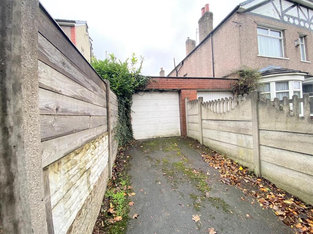 Driveway/Garage