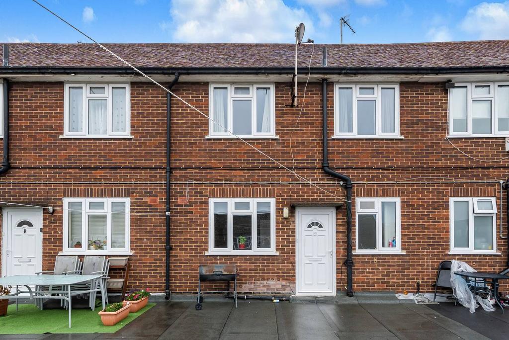 Field End Road, Ruislip, HA4 3 bed flat for sale £300,000