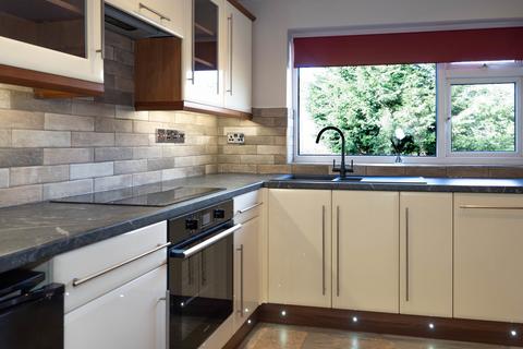3 bedroom semi-detached house to rent, Handsacre Close, Swadlincote