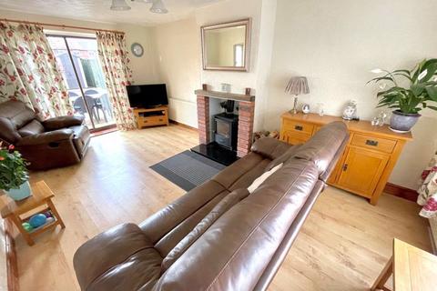 3 bedroom semi-detached house for sale - Plas Madoc, Overton