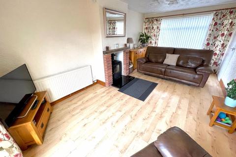 3 bedroom semi-detached house for sale - Plas Madoc, Overton