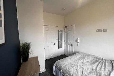 4 bedroom house share to rent - Redgrave Street, Oldham,