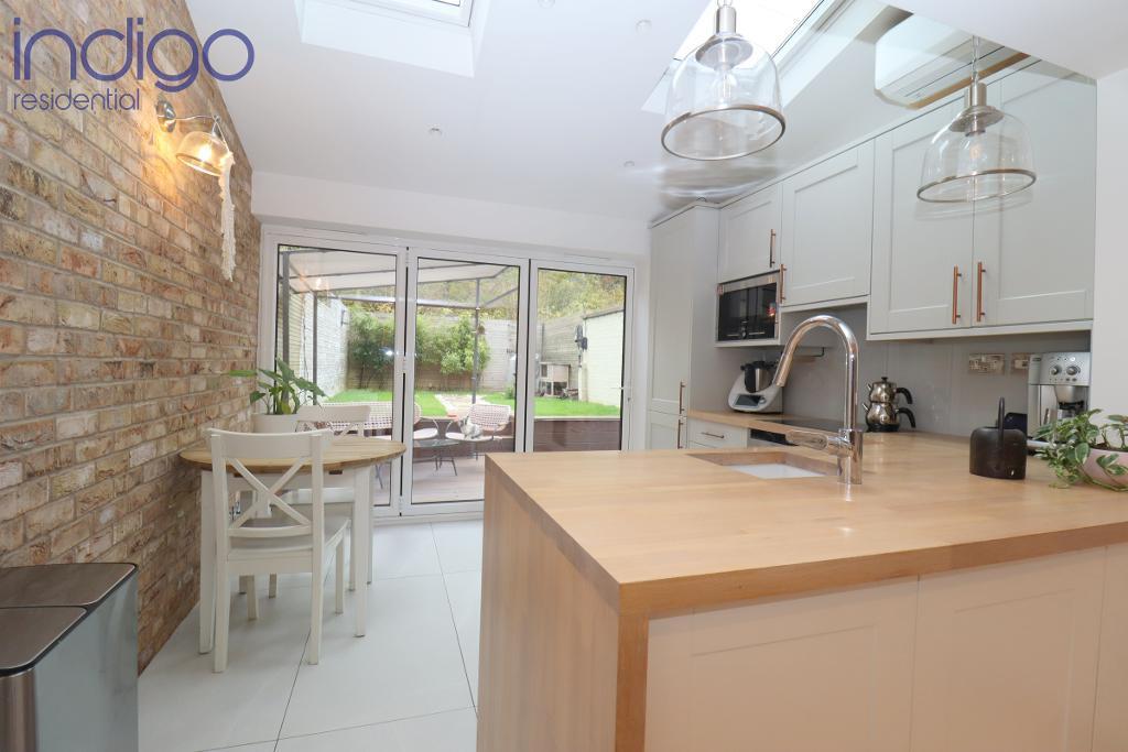 Oregon Way, Barton Hills, Luton, Bedfordshire, LU3 4AP 3 bed end of terrace house for sale £