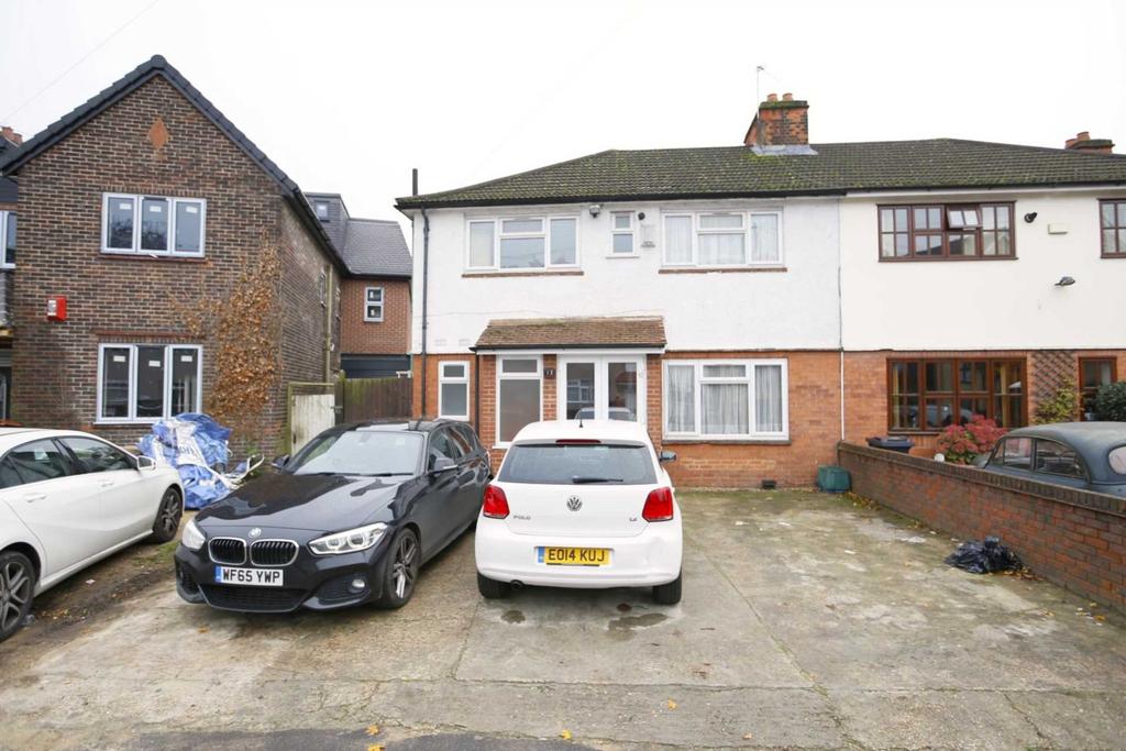 Bramley Crescent, Ilford, IG2 6DA 5 bed end of terrace house to rent