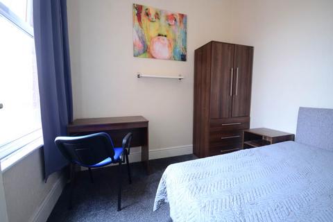 4 bedroom house share to rent - Hall Lane, Kensington,