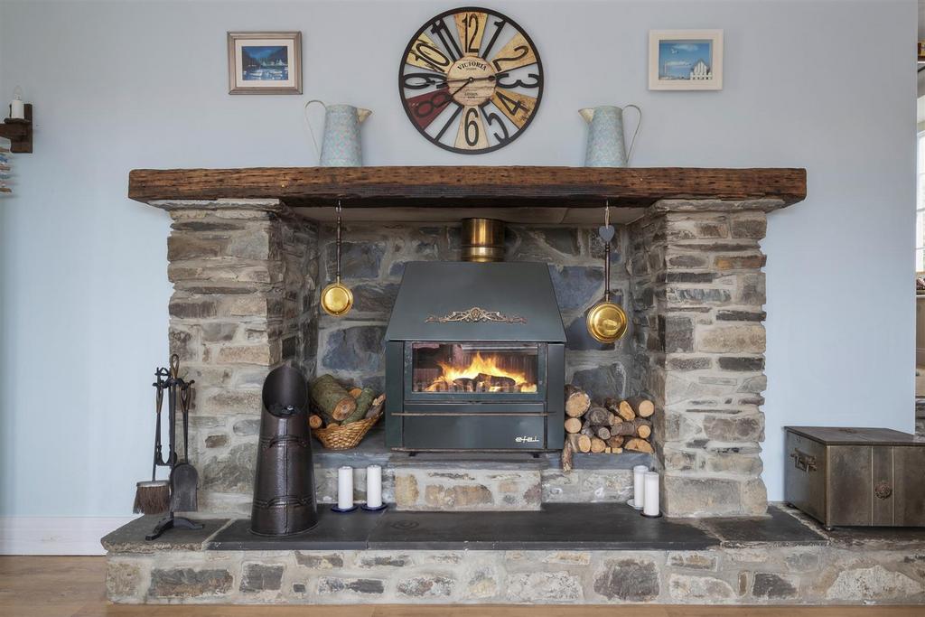 Feature Fireplace   Dining Room