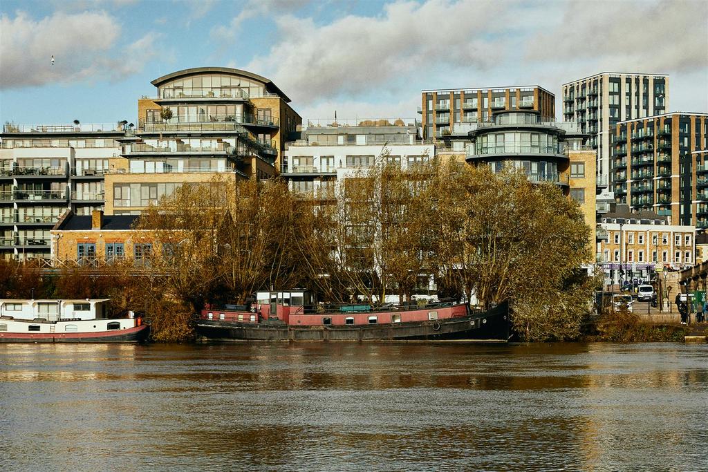The Hollows, Brentford, TW8 3 bed houseboat for sale £850,000