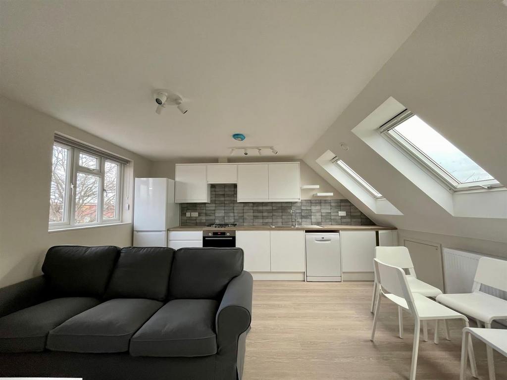 Noel Road, W3 2 bed flat £2,100 pcm (£485 pw)