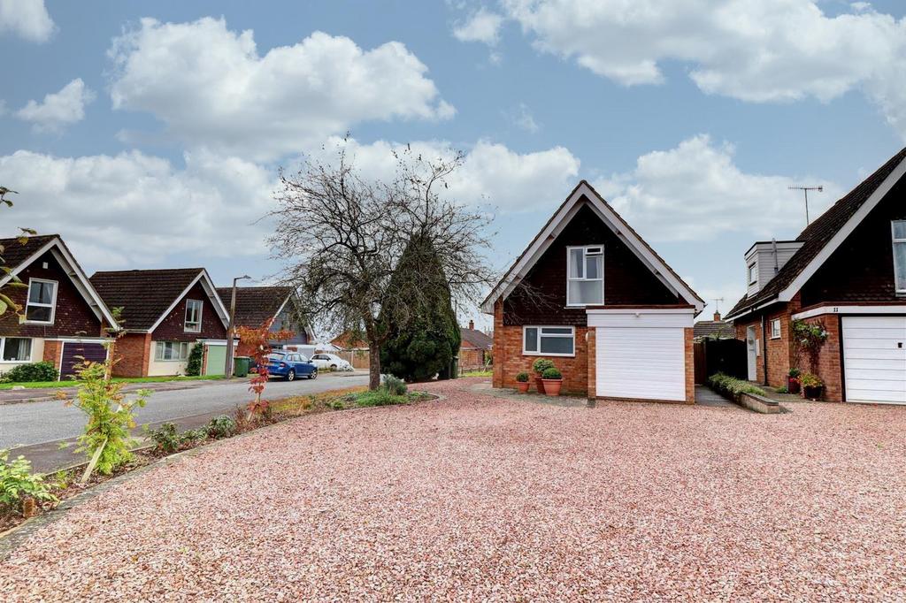 Fairways, Pershore 2 bed detached house £975 pcm (£225 pw)