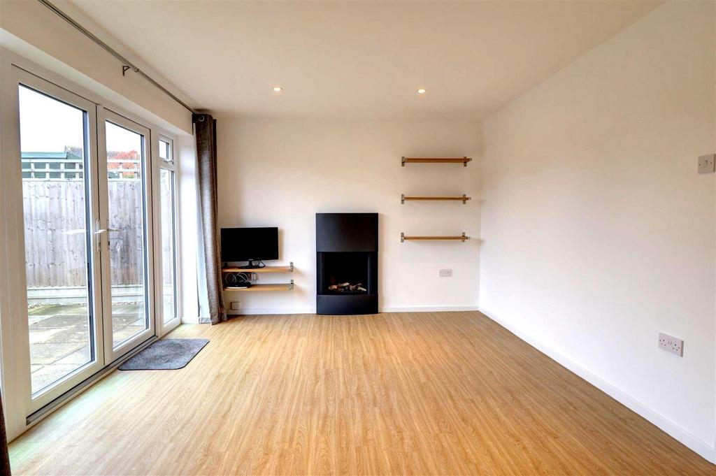 Fairways, Pershore 2 bed detached house £975 pcm (£225 pw)