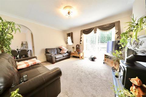 3 bedroom detached house for sale, Saints Close, Hull