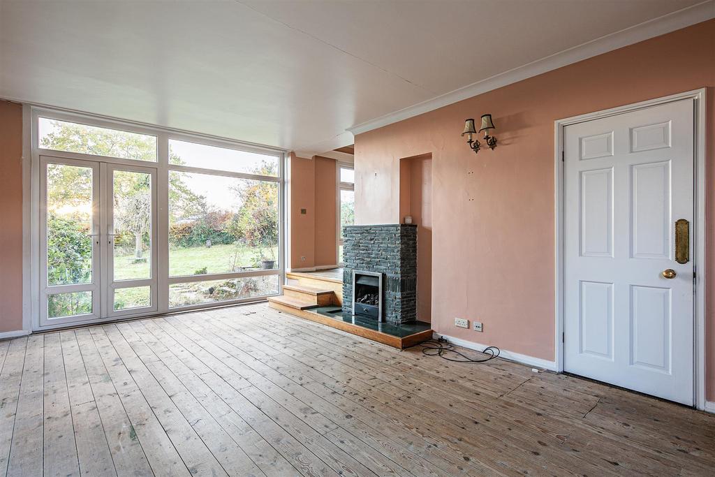 Alternate view of sitting room