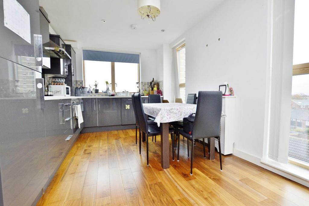 Queens Road West, Plaistow, London, E13 0PE 2 bed flat for sale £400,000