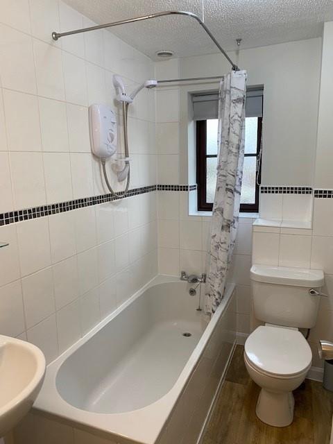 64 Byfield Rise Bathroom.jpg