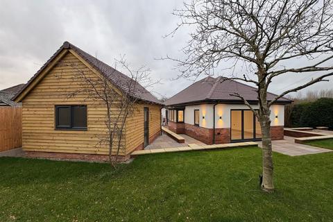 4 bedroom detached bungalow for sale, Blackminster, Evesham