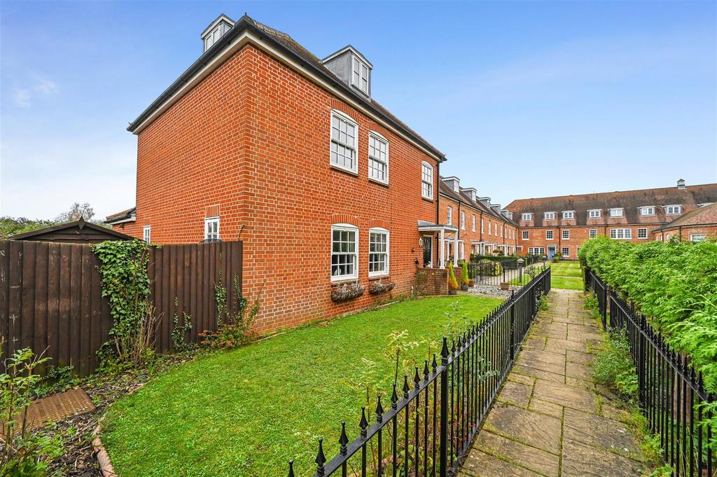 Chedworth Place, Tattingstone 4 bed detached house for sale £475,000