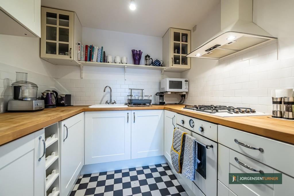 Loftus Road, London W12 1 bed flat for sale £350,000