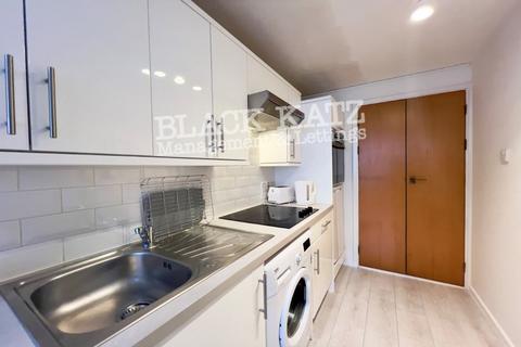 Studio to rent, SW1P