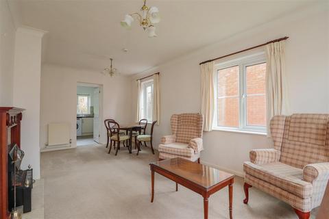 6 Three Acres, Horsham, RH12 1RS