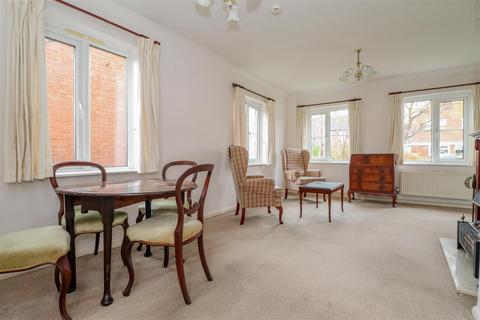 6 Three Acres, Horsham, RH12 1RS