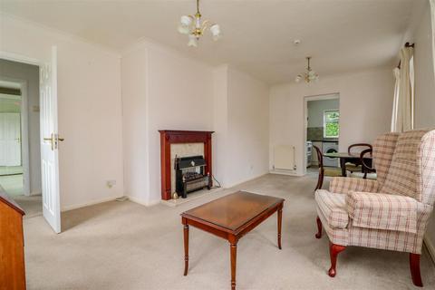 6 Three Acres, Horsham, RH12 1RS