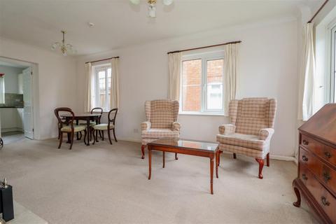 6 Three Acres, Horsham, RH12 1RS