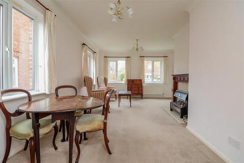 6 Three Acres, Horsham, RH12 1RS