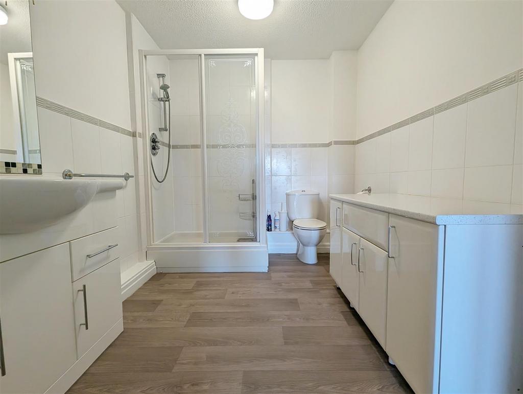 En suite shower room/wc