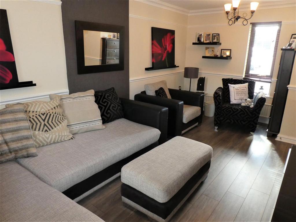 Stamford Close, Swindon SN5 3 bed end of terrace house - £215,000